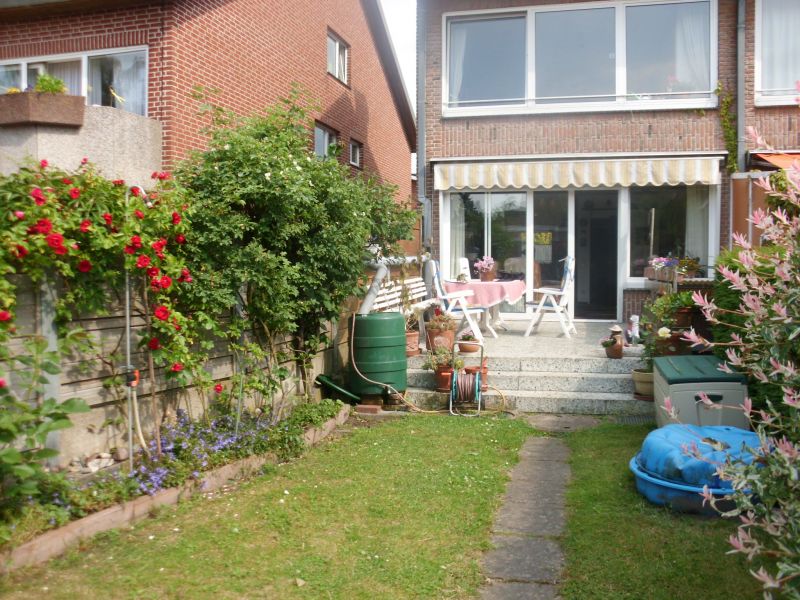 Blick auf die sonnige Terrasse